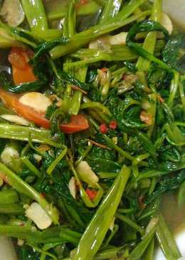 Tumis kangkung sambal terasi pedas