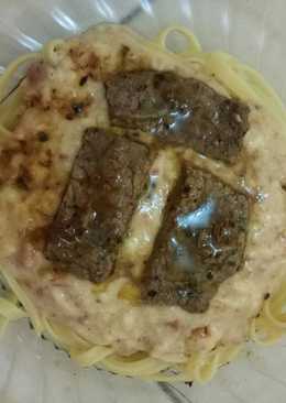 Fettucine carbonara with meat blackpapper