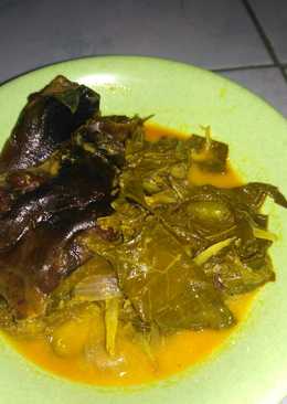 Gulai daun ubi ikan salai (ikan asap)