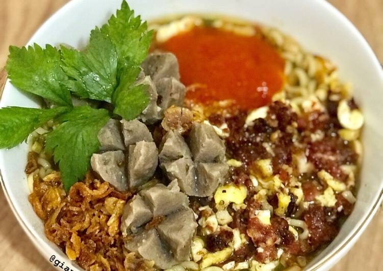 cara membuat Hot Mie Bakso Kuah Orak -Arik Kornet Telur