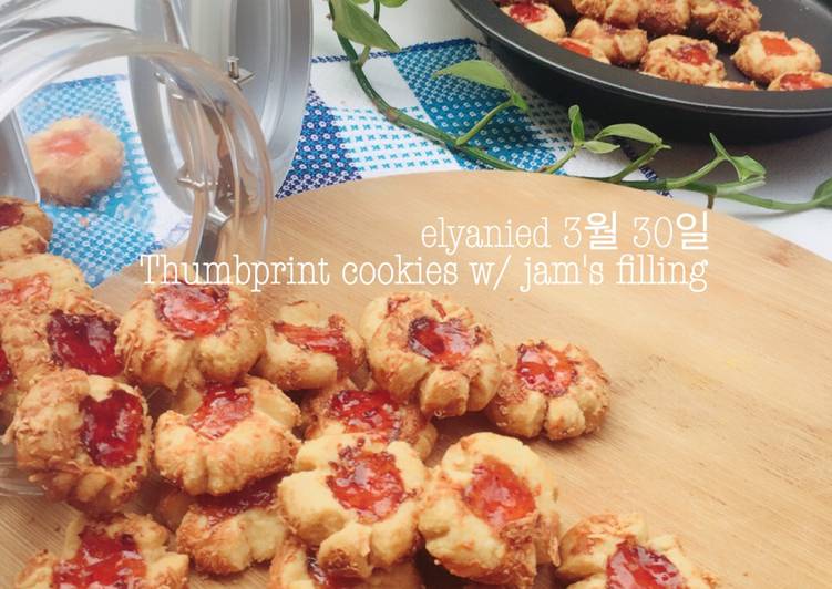 gambar untuk cara membuat Thumbprint cookies w/ strawberries jam filling
