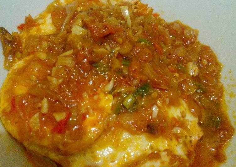 cara membuat Telur bumbu sambal bajak