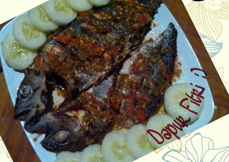 bahan dan cara membuat Ikan Tongkol Bakar sambal Rawit pedas asam