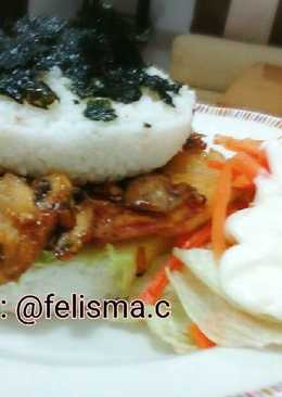 Burger Nasi dengan saus jamur (Rice Burger with Beef and Mushroom Sauce with salad)