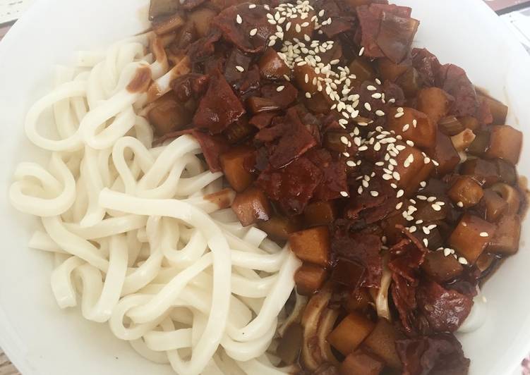 gambar untuk cara membuat Jjajangmyeon (noodle with black bean sauce)