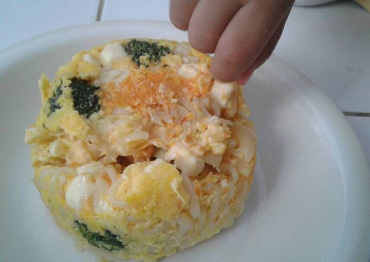 cara membuat Mpasi 1y+ Cheese macaroni steam with egg carrot n broccoli