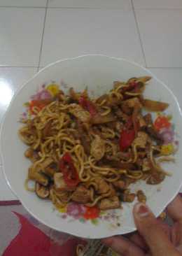 Mie goreng dengan saus teriyaki dan jamur merang