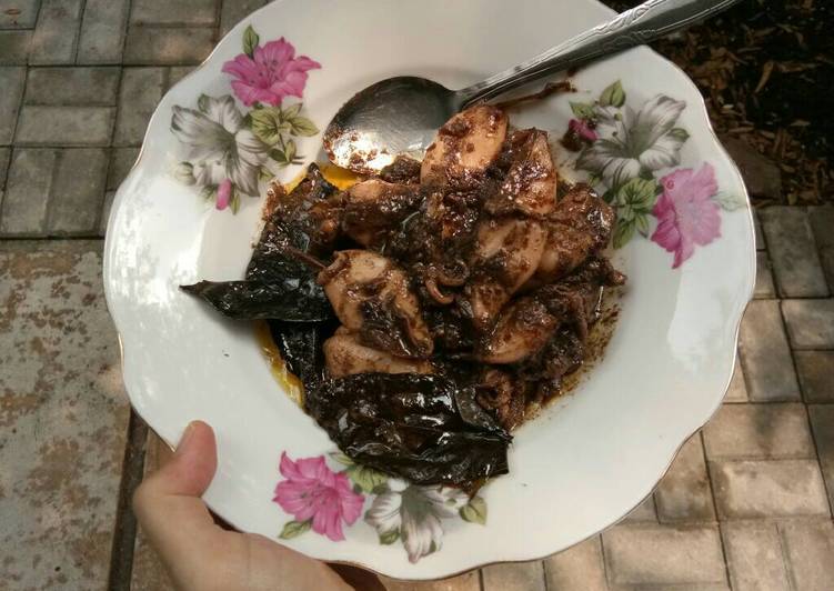 cara membuat Cumi masak tinta hitam