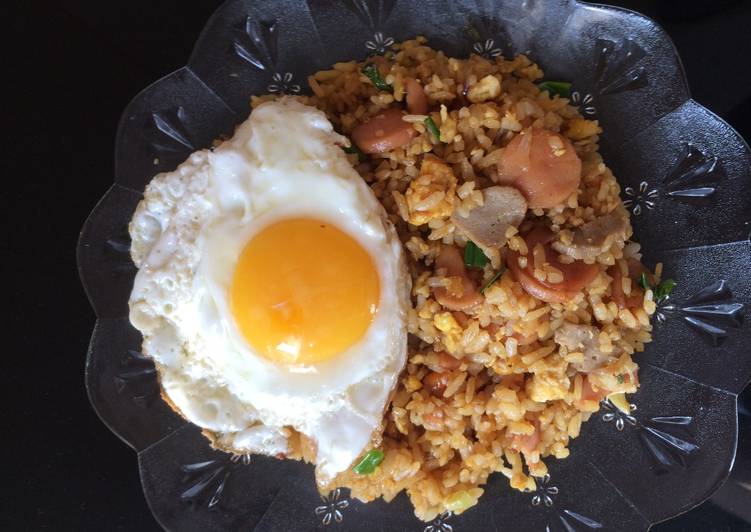 bahan dan cara membuat Nasi goreng sosis bakso