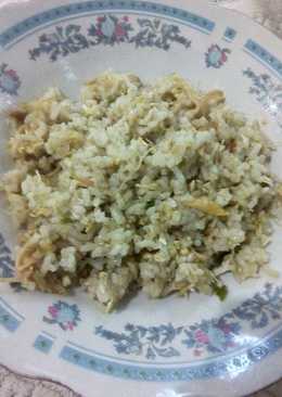 Nasi goreng ayam telor aroma daun jeruk