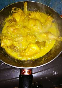 Opor ayam bumbu kuning