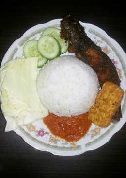 Lele dan Tempe Goreng Plus Sambel terasi