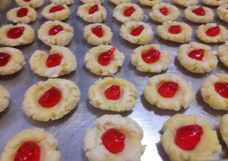 bahan dan cara membuat CRUNCHY STRAWBERRY CHEESE THUMBPRINT COOKIES (by.TINTINRAYNER)