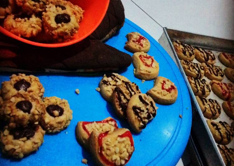 gambar untuk cara membuat ChocoNut and stroberry jam thumbprint kukis RENYAH