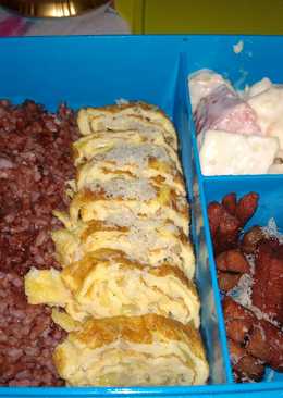 Menu Bekal : Egg Roll, Sosis, Salad Buah