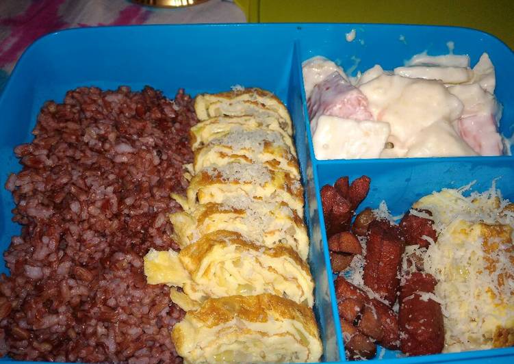 resep lengkap untuk Menu Bekal : Egg Roll, Sosis, Salad Buah