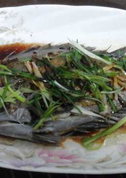 Stim ikan dengan daun jeruk kering