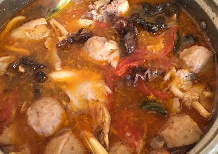 bahan dan cara membuat Sup tomyam ayam jamur