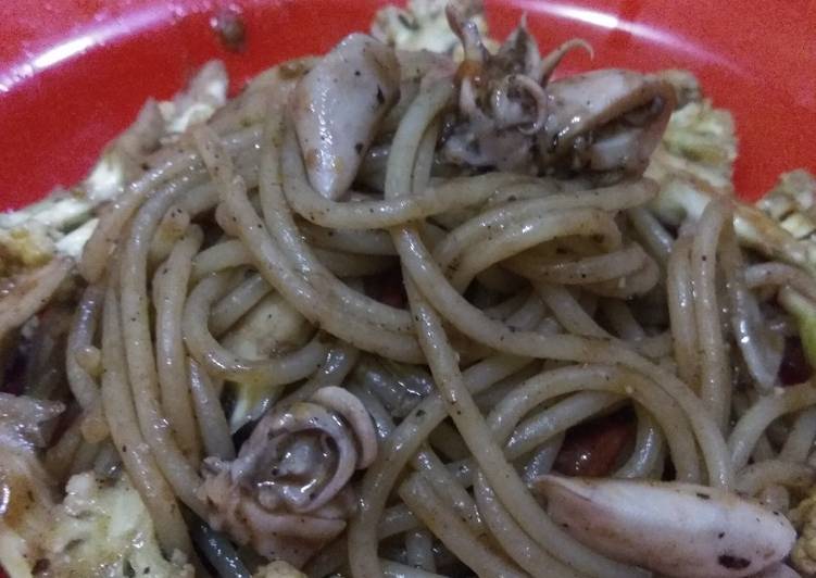 bahan dan cara membuat Spaghetti cumi asin lada hitam