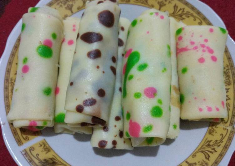 bahan dan cara membuat Dadar gulung polkadot pisang coklat keju