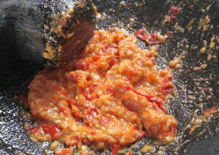 bahan dan cara membuat Sambal bawang kemiri