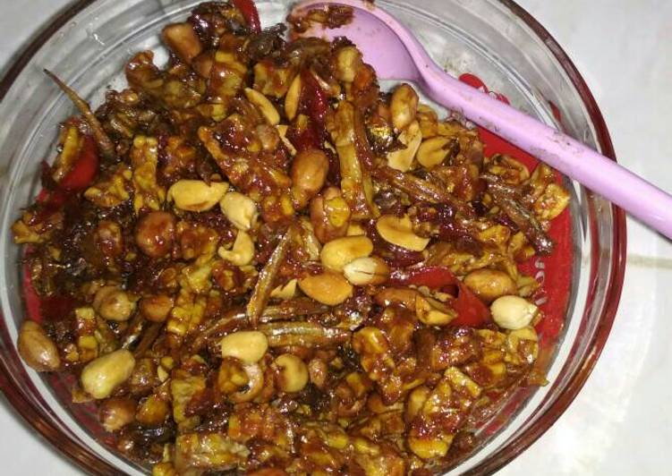 Resep Kering tempe kacang teri pedas manis Oleh Vhe Arkananta