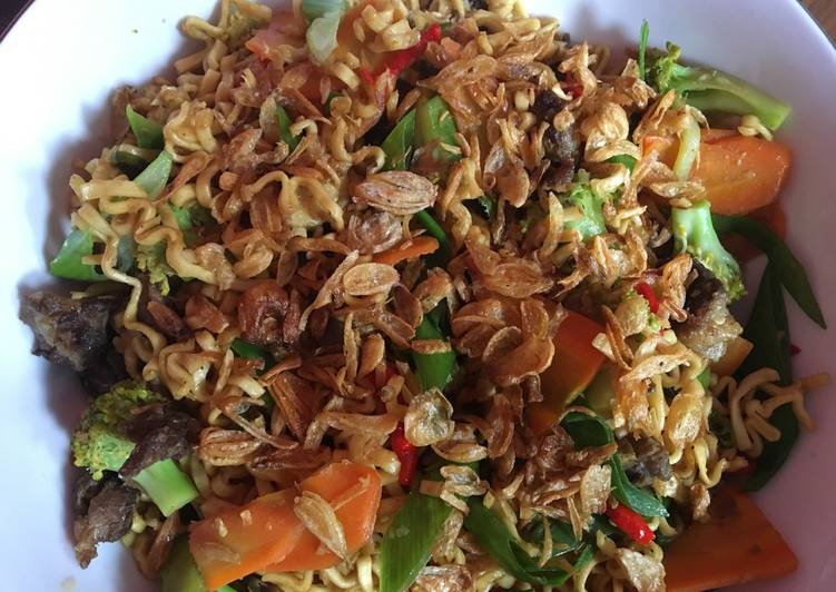 bahan dan cara membuat Mie Goreng Daging Sederhana