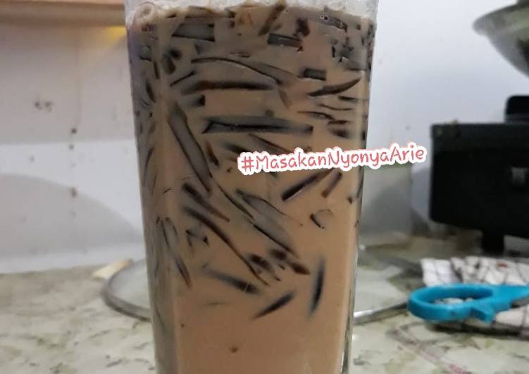  Resep  Es  Kopi  Cincau  Es  Capucino Cincau  oleh Nyonya Arie