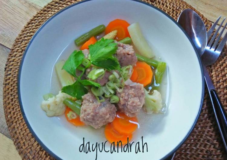 bahan dan cara membuat Sop Sayur Bakso Urat