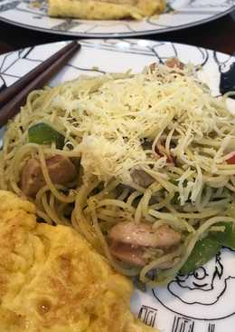 Sausage spaghetti pesto cheese with omelette