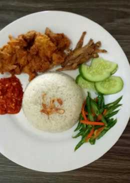 Nasi lemak dan sambal ayam geprek ala ala ðŸ˜