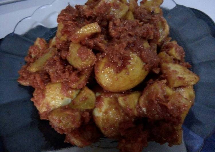 bahan dan cara membuat Balado telur kentang