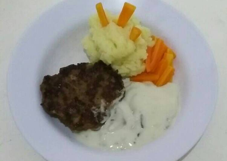 gambar untuk cara membuat Beef Paddy Steak with Mashed Potato and Mushroom Sauce