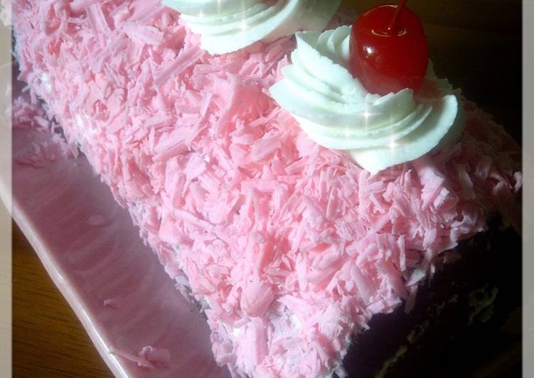 gambar untuk resep Pinky Blackforest Roll Cake Valentine