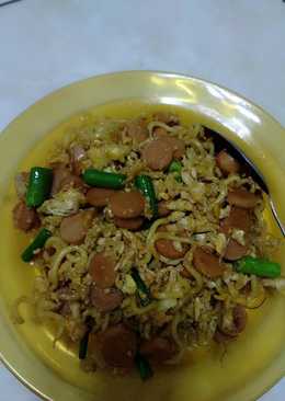 Mi Goreng Sosis with Bunga Bawang