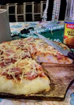 Pizza teflon uempuk with bumbu nasi goreng