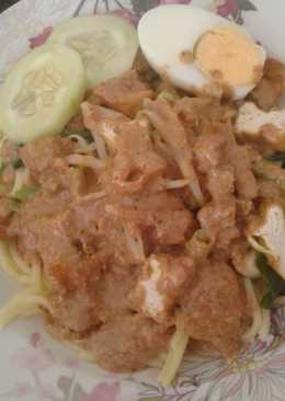 Lontong pecel (gado gado)