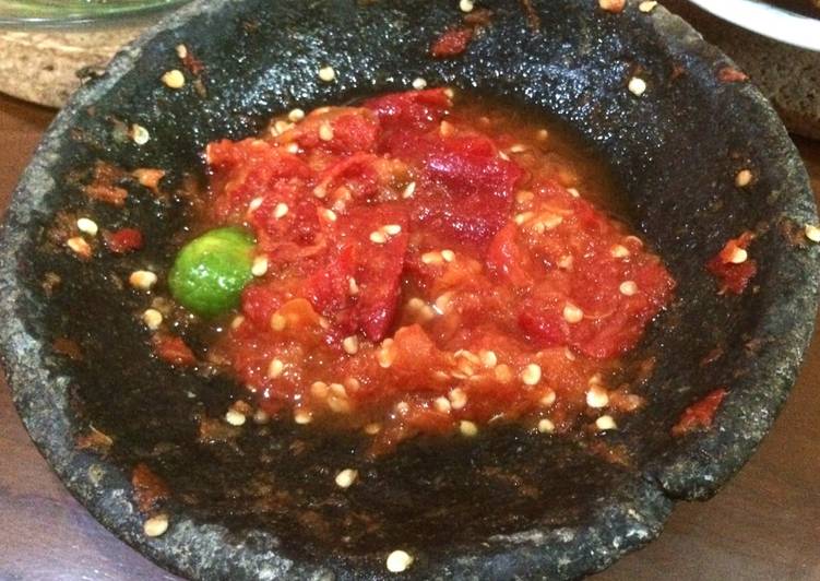 bahan dan cara membuat Sambal mentah jeruk limau