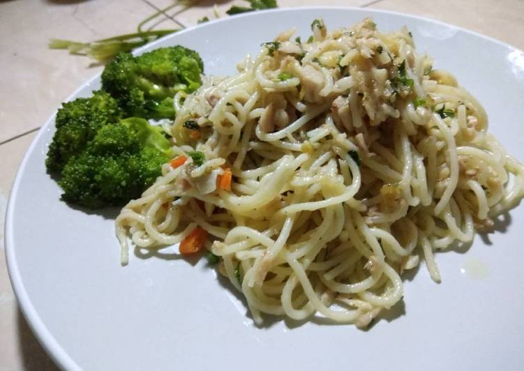 cara membuat Spaghetti Aglio olio tuna