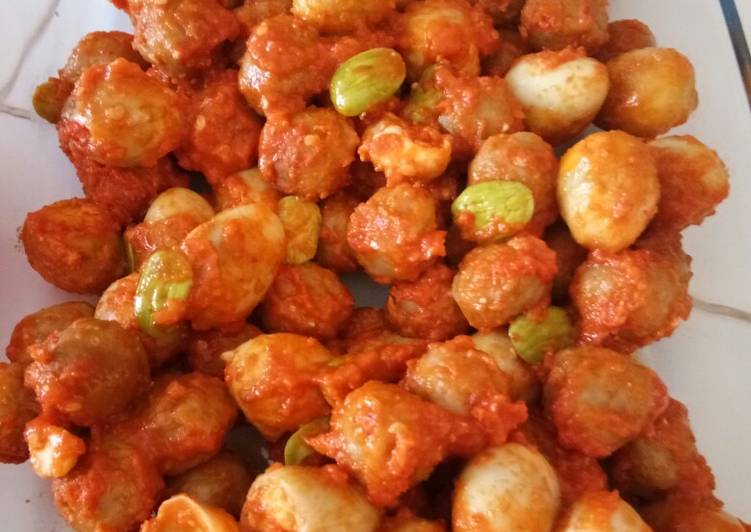 Bakso dan telur puyuh balado