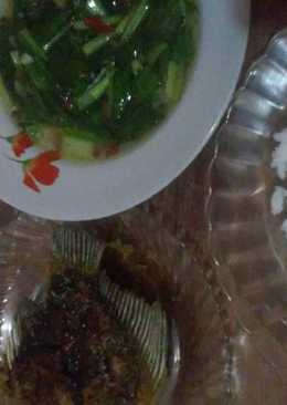 Ikan goreng+tumis sawi simple aja.