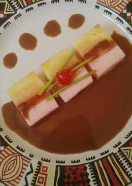 Strawberry cake puding with chocolate sauce