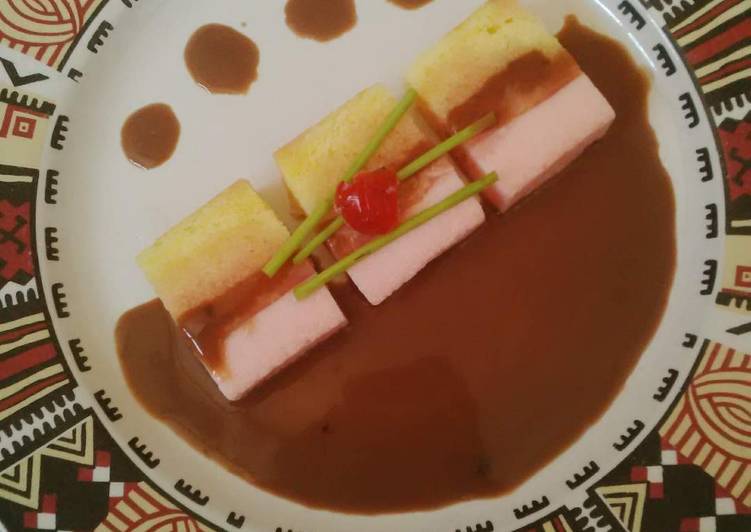 resep lengkap untuk Strawberry cake puding with chocolate sauce