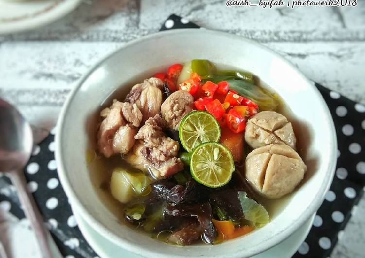 bahan dan cara membuat Sop Ayam Jamur Bakso