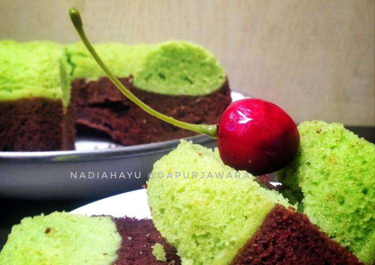 bahan dan cara membuat Bolu Pandan Coklat Kukus No Mixer