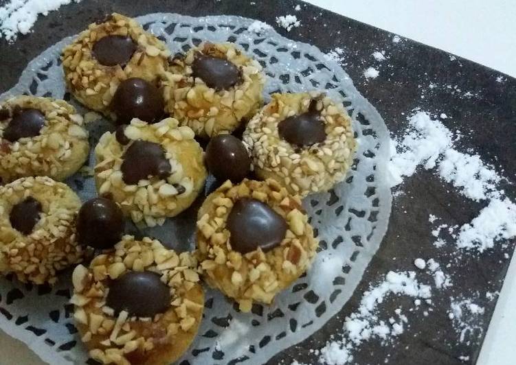 gambar untuk cara membuat Peanut butter choco thumbprint cookies