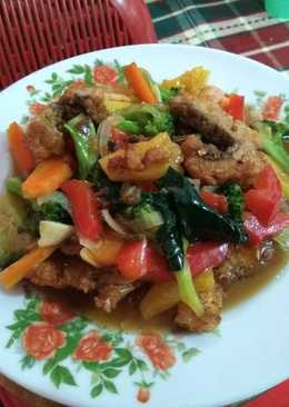 Nila goreng siram sayur asam manis