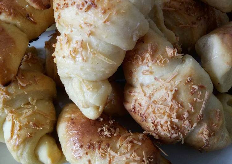 bahan dan cara membuat Croissant Cheese (Roti Keju ala ala)