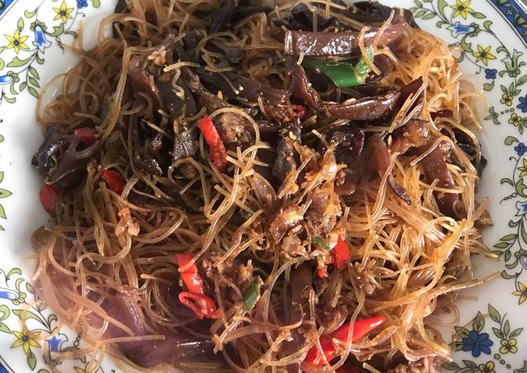 bahan dan cara membuat Bihun goreng jamur kuping