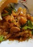 Mie kwetiau goreng pedas